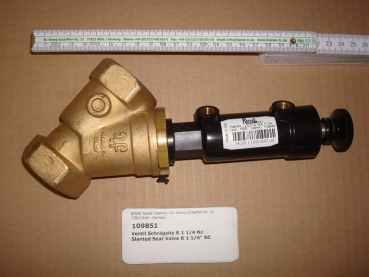 Slanted seat valve,1 1/4",NC,pneumatic