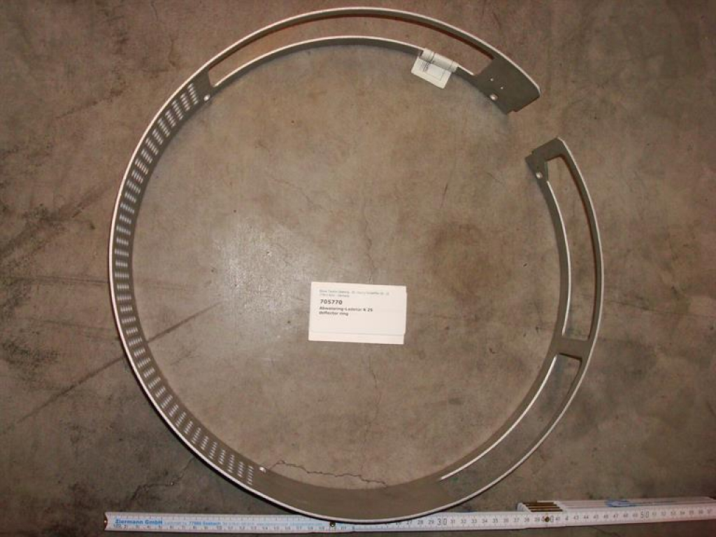 Deflector ring for loading door